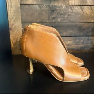 Elegant Tan Leather Heels Vince Camuto